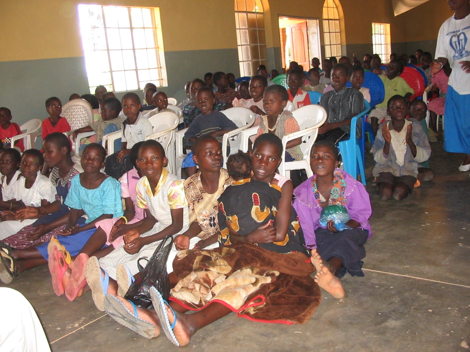 Congregation sits on floor
